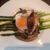喜茂別産アスパラ2種と鶏むね薄切り目玉焼き乗せ | メゾン・ド・ハラ | フレンチ | 野毛山