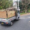 軽トラックに積んだ枝や幹は、