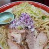 ラーメン二郎 上野毛店 - "デフォルト麺" 久々に検証。確かな質量を持って口の中に感じる存在感、本物。鮮やかな緑のキャベツが豊富で鮮度良好アブラサラダ。良質アブラと良質赤身のハイブリッド豚。"刻み紫玉ねぎ" のお試しトッピング。常連さんのお力であわや宣告の所をねじ込んで頂き大感謝。ほっこりイベント盛り沢山。
