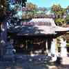 「さぎの宮駅」から歩いて7分のこんもりとした森の中に鎮座する『鷺之宮八坂神社』
