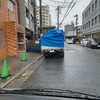 雨が本降りになったので、とりあえず２トントラックの荷台を、