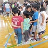 児童集会-新聞乗りゲーム-〈昨日18日〉