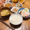 辛口のチキンカレーとハムエッグで朝ごはんにしました