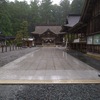 6-47   初の雨の小國神社…