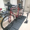 室内で自転車メンテナンス