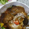 五穀ごはんと野菜を食べるカレー