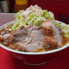 ラーメン二郎 上野毛店 - 「油抜き」初検証。出汁の旨みが過去一くらいダイレクトに。味の伝達スピードも過去最速。想像を上行く旨さで一気に本命か。アブラはフルッフルの潤い成分のみで構築された旨みの凝縮塊。最高のキャベツ率。いつになく詰め込まれた丼により、麺の引き揚げ作業は地引網のような重労働。岩のような塊豚は、まさに思い描く「肉」。非の打ち所の無い最高の一杯。