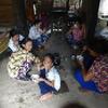 会食の時に女性子供は台所で食事をするベトナムの少数民族を訪ねて