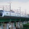 夕暮れの多摩川橋梁を走るE353系