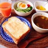 明太子トースト、カレースープ、サラダ、黄桃。