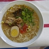 カンタンめしのもとで「角煮とんこつラーメン」。