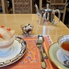 明るく豪華な内装のカフェでフルーツケーキを楽しむ：水信フルーツパーラー（横浜・馬車道）