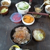 牛丼、人参サラダ、レタスサラダ、味噌汁