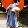 扇子と和服の舞妓さん