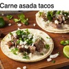 タコス１（北米の肉料理9）　Taco（複数形：tacos）とは，メキシコ料理の基本形のひとつで，主に柔らかいトルティーヤ（主にトウモロコシ粉製）に，各種の具材をのせて折りたたむ，あるいは包む形式で提供される料理である．  肉（豚，牛，鶏，ヤギなど)，魚介，豆類，野菜，サルサ，チーズ，パクチー，タマネギなどを具材とすることが多く，地域・文化・歴史的背景によってその内容と形式は多様である．「タコス」は調理法というよりも「形態（トルティーヤ＋具材）」を指す総称と捉えた方が良い．