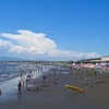 海・わた・わたつみを詠んだ短歌１　誰もが知る歌・夏の海 等　　わたつみの豊旗雲に入日さし今宵の月夜（つくよ）さやけかりこそ　中大兄皇子　　わたの原八十島かけて漕ぎ出でぬと人にはつげよ蜑の釣り船　小野篁　　大海の磯もとどろに寄する波われて砕けて裂けて散るかも　源実朝　　白鳥は哀しからずや海の青空のあをにも染まずただよふ　若山牧水　　夏の海去年（こぞ）たはむれし君はなしひとり鴎とともにあそばむ　吉井勇　　少年のわが夏逝けりあこがれしゆえに怖れし海を見ぬまに　寺山修司