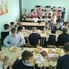 択捉島・紗那　統一ロシアなどの女性活動家が学校給食をチェック