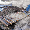 北朝鮮籍の木造船の一部とみられる木片が袖ケ浜海岸に漂着
