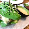 アボカドバーガーのインパクトがすごい！「THE HASS BISTRO」バンコク＠ソイ49