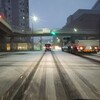 ちょっと吹雪くと寒いので、路面にうっすら雪が