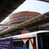 【ニュース】人工雪の広場「スノータウンバンコク」　BTSエカマイ駅前で1日開業