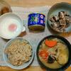 いわし水煮缶。レンチン目玉焼き。野菜味噌汁(キャベツを追加)