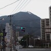 早朝便の配達エリアからみえる皿倉山の山頂も白く、