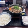 熱々の牛肉を生卵に絡めてはふはふしながら食べる吉野家の牛すき鍋膳が寒い日には最高だね！！