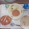 今日の給食　パンにはさんで？