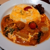 彩り野菜のバターチキンオムレツカレー。マイカリー食堂