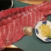 マグロのすきみを掻き出して食べる