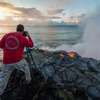 アメリカの写真家　決死の覚悟で火山の溶岩噴出写真を撮影 