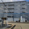 運送会社の入る建物に到着しました。スロープを