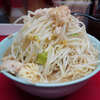 ラーメン二郎 中山駅前店 - カタカタ麺はいつになくハードでオーションのキレがバチバチ。豚の1つがフワッフワのゼリー脂。これが油抜き仕様でも成立するナチュラル乳化の発生源。スープの油成分はこれで十分。最高の喉越し。マイ殿堂入りカスタムにハマって頂いた常連さんと邂逅。事前申請の順番考察。→ 恒例の「ホタル鑑賞@四季の森公園」癒しコース。