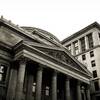 FRBや日銀が大規模な金融政策を発表したのにアメリカと日本の株式市場が暴落した理由について。