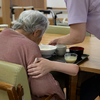 誤嚥性肺炎とは。高齢者の「むせない誤嚥」の怖さと現場で実践する4つの予防法