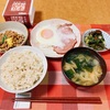 納豆ご飯に硬いベーコンエッグで朝ごはん