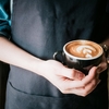 眠気を覚ますためコーヒーを買って飲む