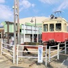 仏生山駅舎近くに止まるファンタゴンレッド23号