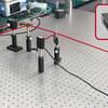 レーザー安定化システムにおける光路の閉ループ制御をどのように実現するか。