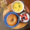 今日の朝食ワンプレート、ブルーベリーベーグル、コーンスープ、いちごブルーベリーヨーグルト