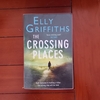 Elly Griffiths "The Crossing Places (Ruth Galloway #1)"あらすじ・レビュー【洋書ミステリ】