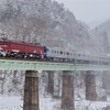 新津配給を雪の水上で撮影