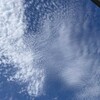 別れの手紙を千切った空に生まれたばかりの雲がある