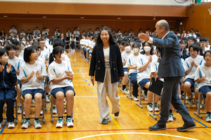 テニス世界四大大会初勝利を報告　坂詰姫野選手が上越市の母校訪問
