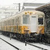 雪の思い出　雪が降る中ユニバーサルホーム広告電車を撮影