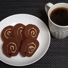 キーコーヒー「カフェインレス 深いコクのブレンド」とヤマザキ「5つに切ったロールケーキ チョコ」
