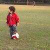 公園でサッカーの練習