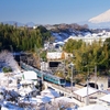 ＪＲ根岸線　鍛冶ヶ谷の雪と富士山