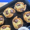 真っ黒になったバナナは、米粉と混ぜて焼く